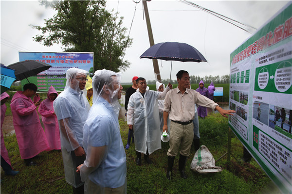 国家重点研发妄想“纳米复合包膜缓控释肥料研制与应用”课题2019年度钻研会及水稻轻简化施肥手艺现场观摩与交流会在佳木斯乐成召开